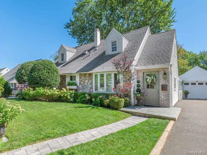 9 Robert Road, Glen Cove