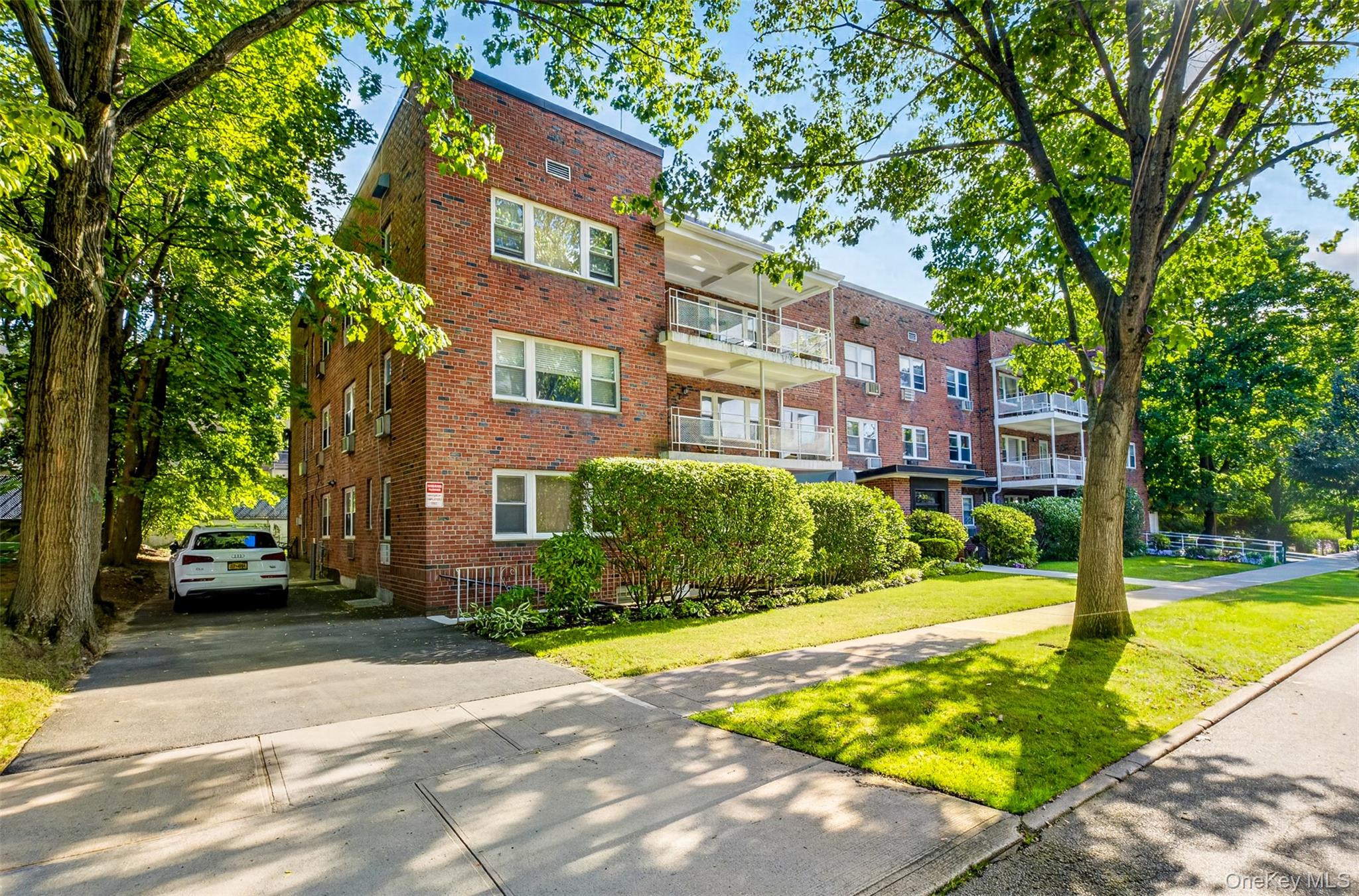 20 Hill Park Avenue #1F, Great Neck