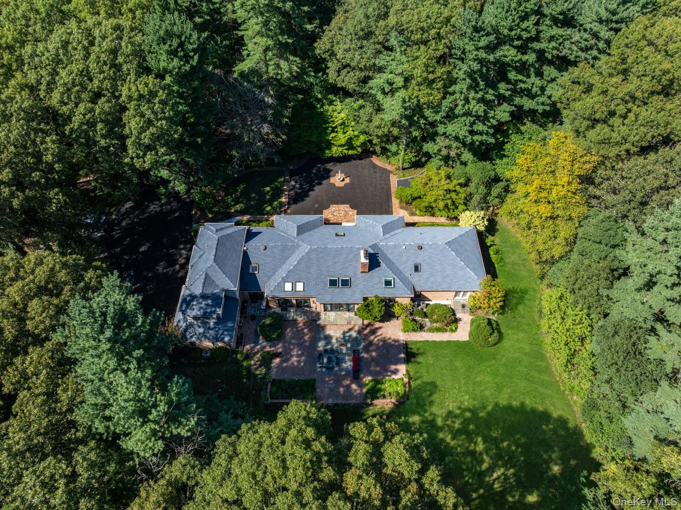 10 Laurel Woods Drive — photo 2