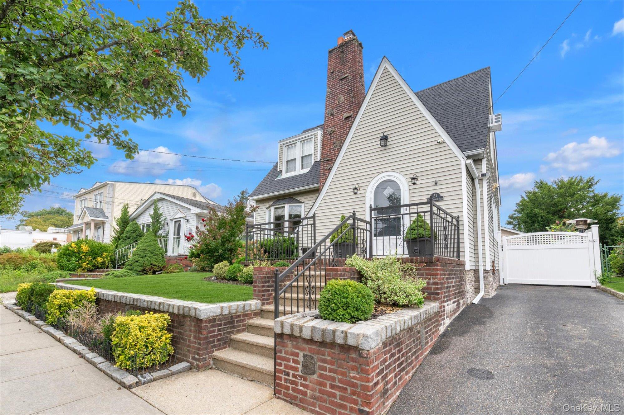 21 Hampton Avenue — photo 2