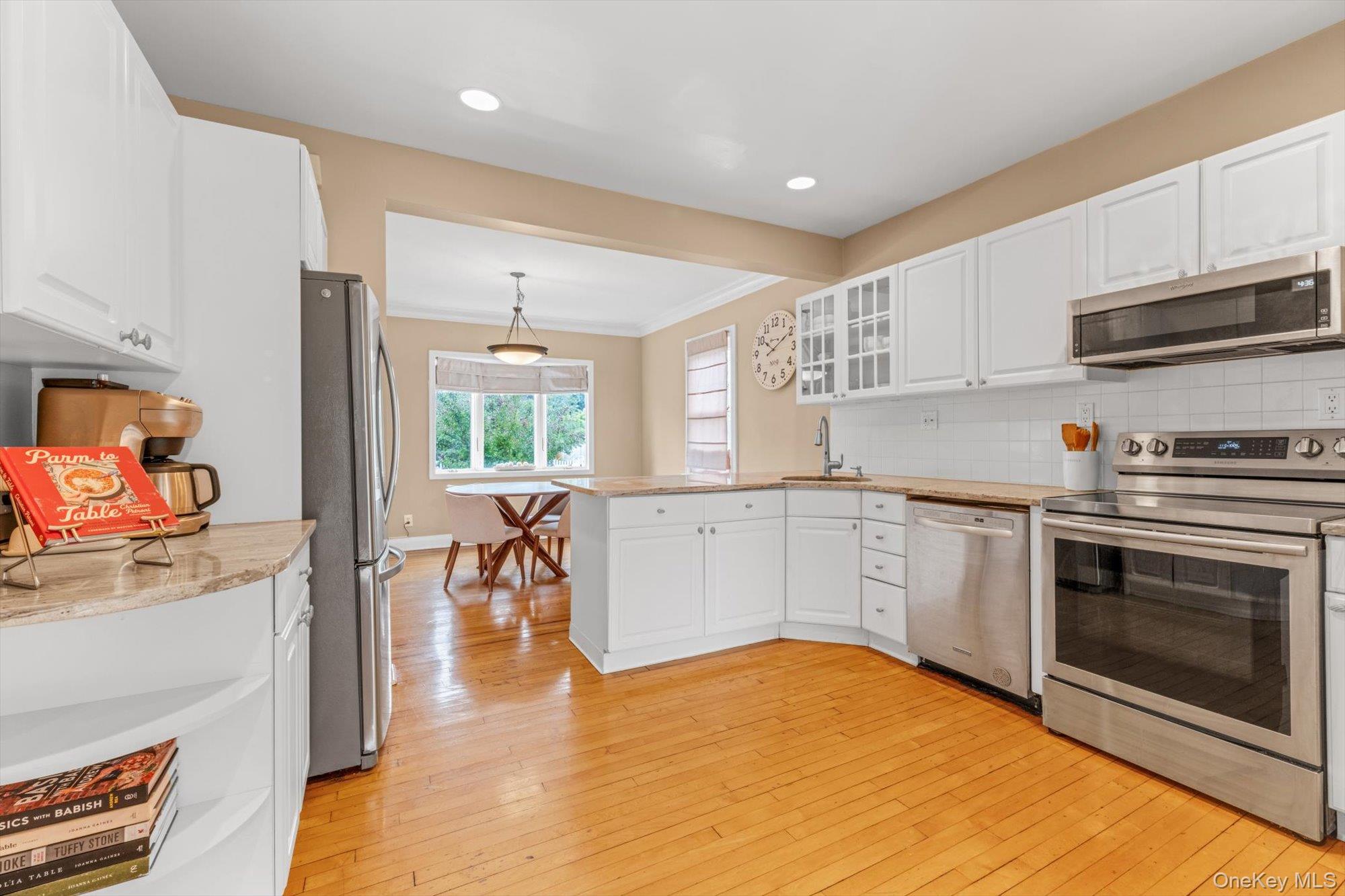 21 Hampton Avenue — photo 8