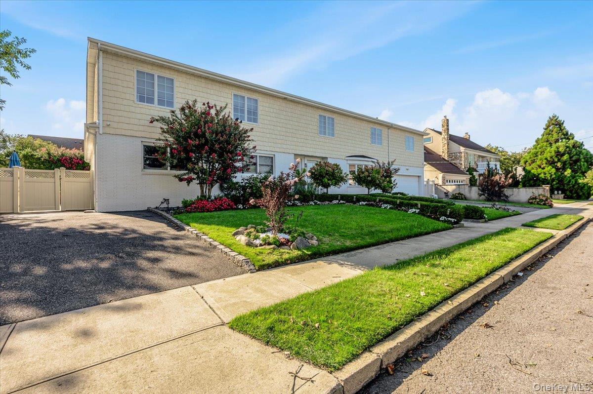 85 Suffolk Boulevard — photo 2
