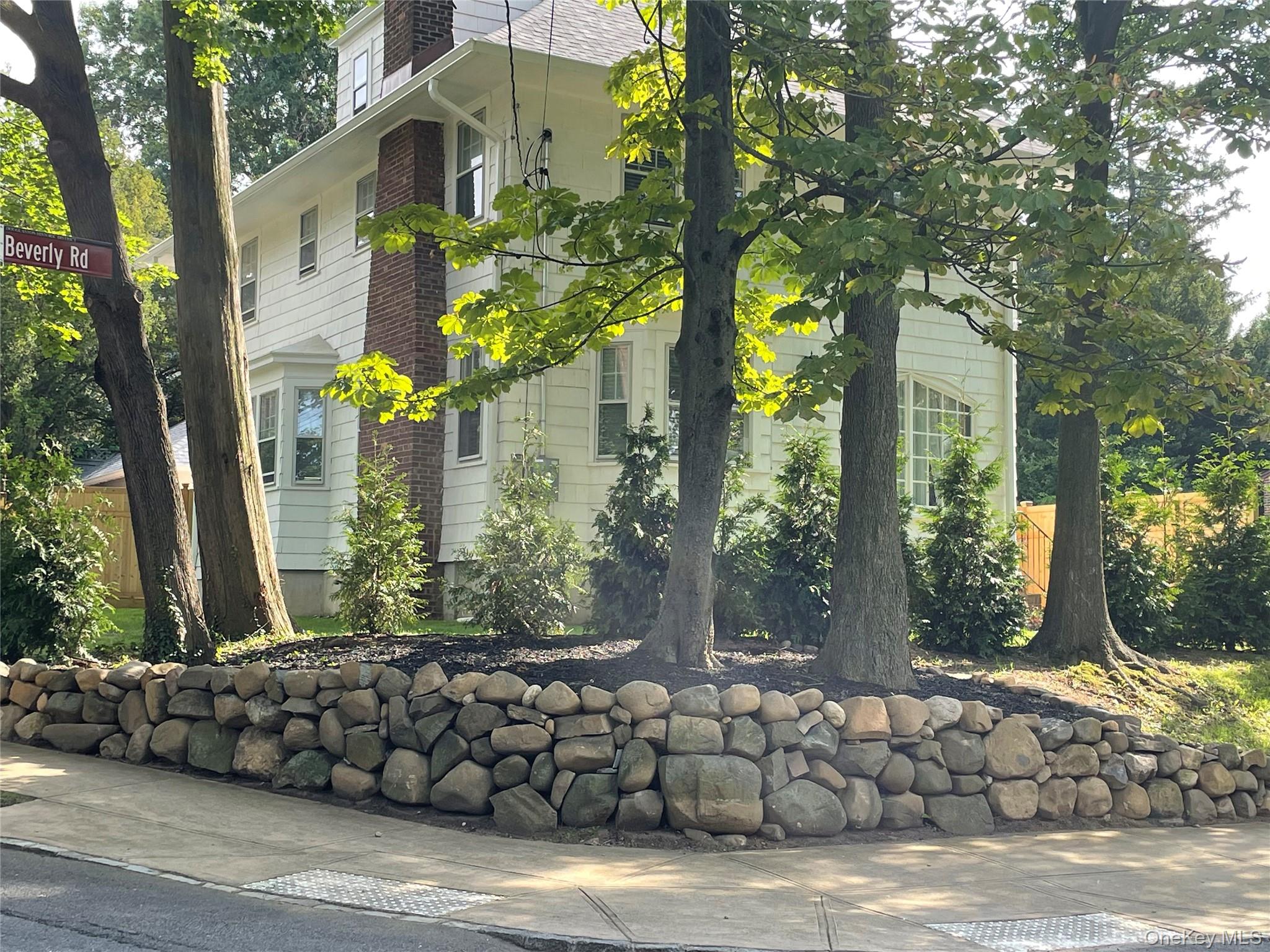 252 Beverly Road — photo 2