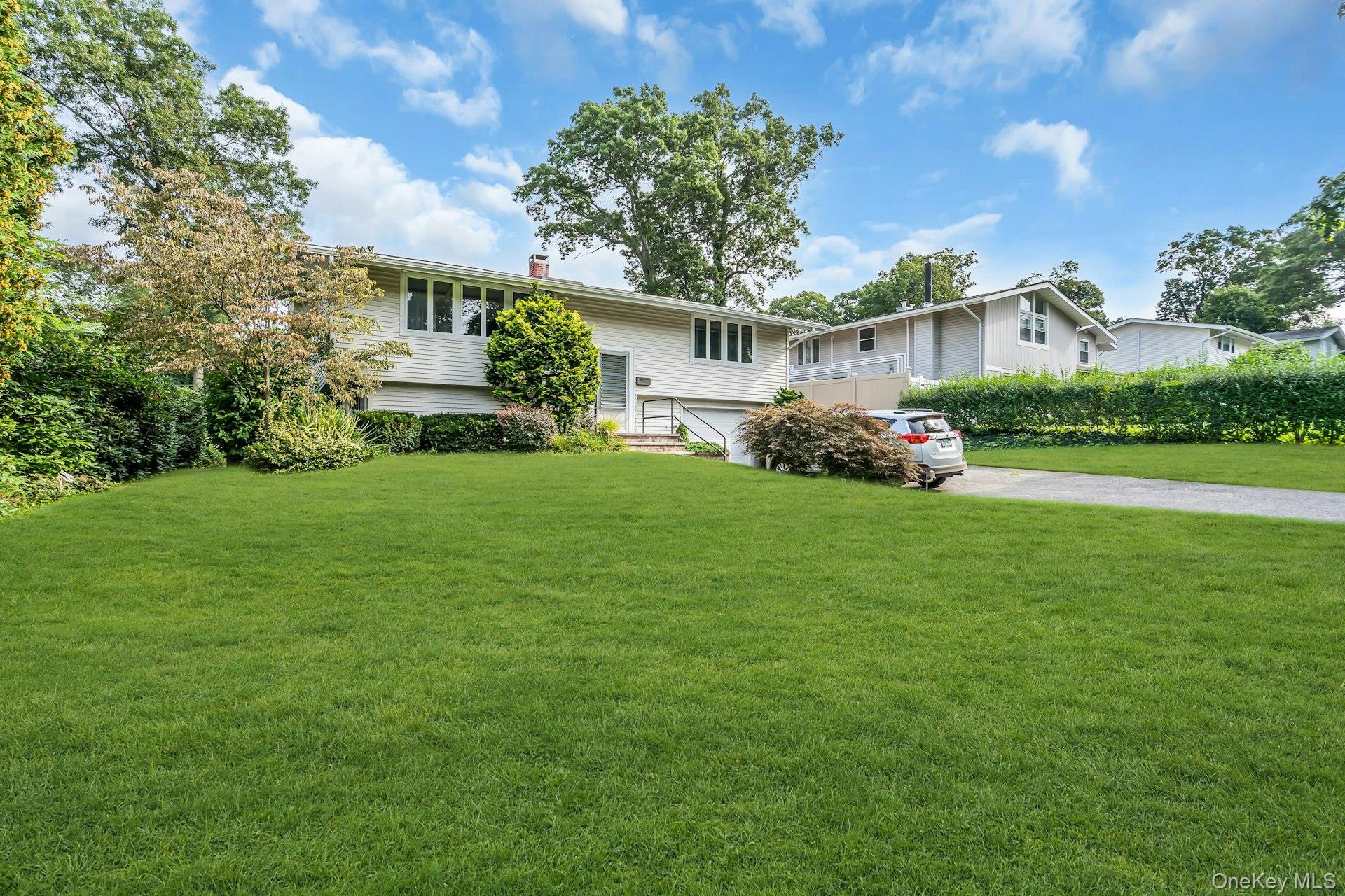 23 Redleaf Lane, Commack