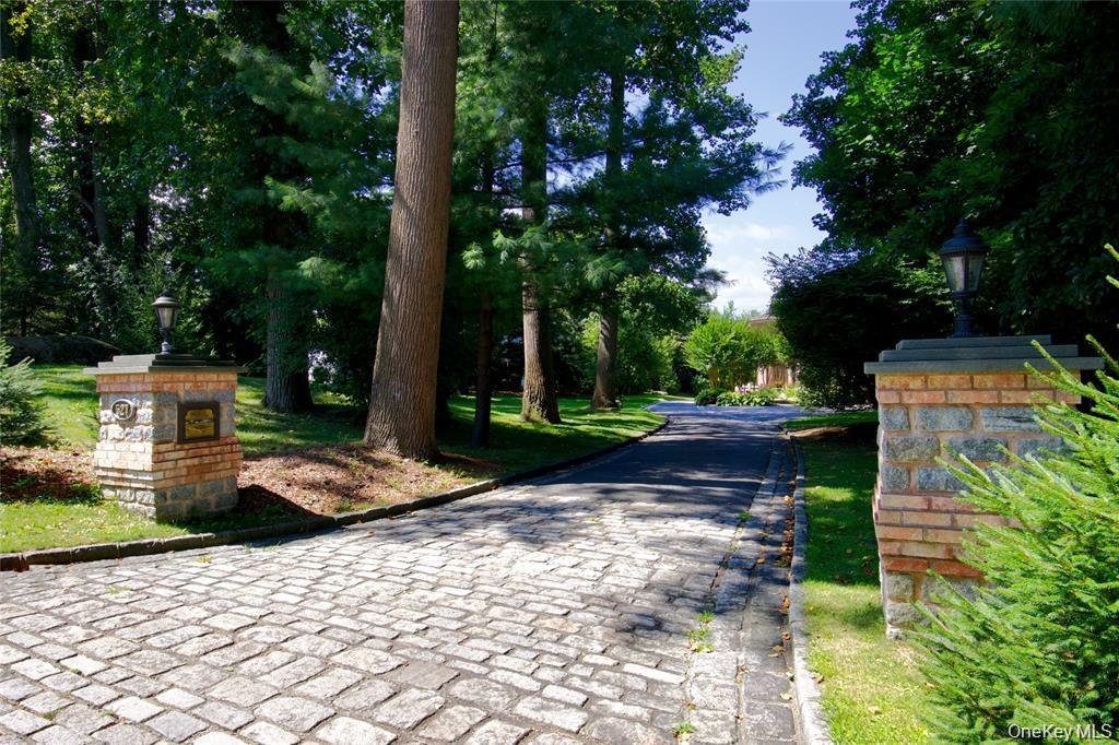 527 Manhasset Woods Road — photo 2