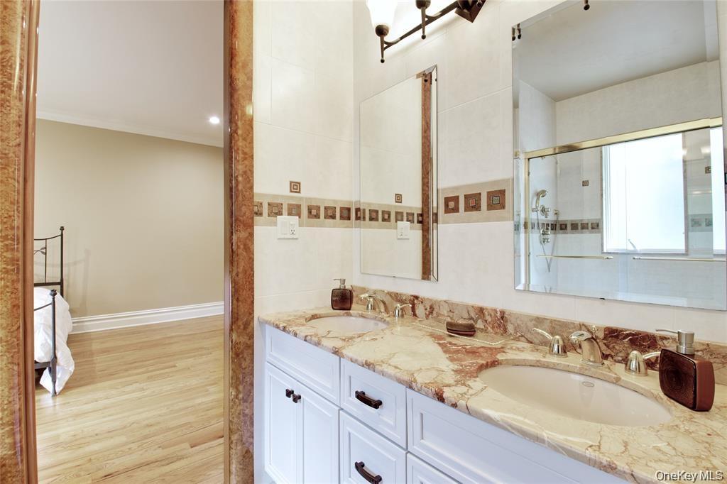 527 Manhasset Woods Road — photo 24