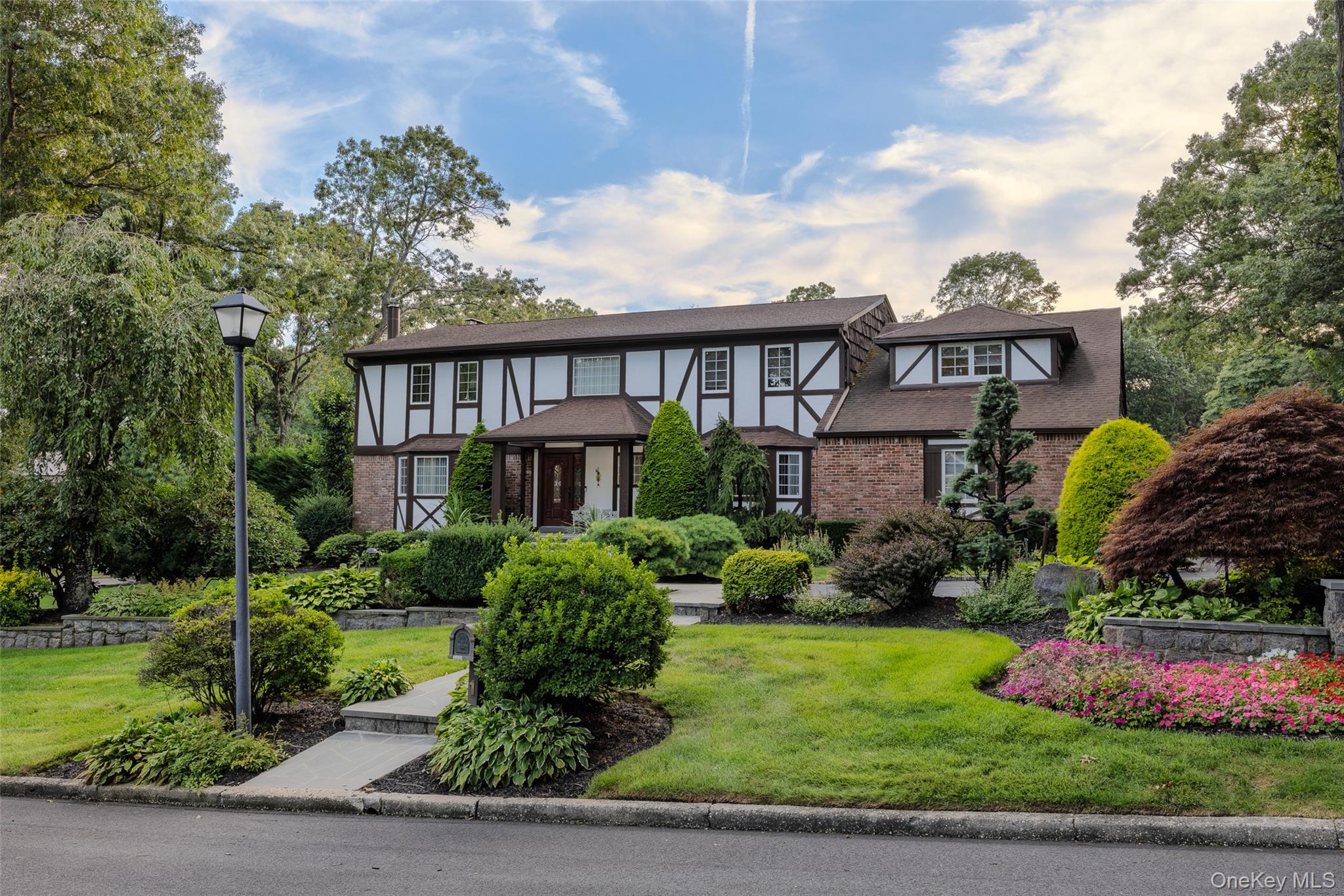 1 Jason Court, Dix Hills