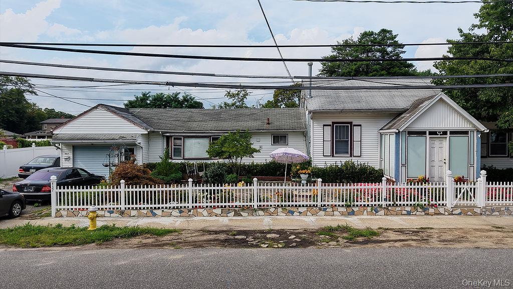 437 Moffitt Boulevard, Islip