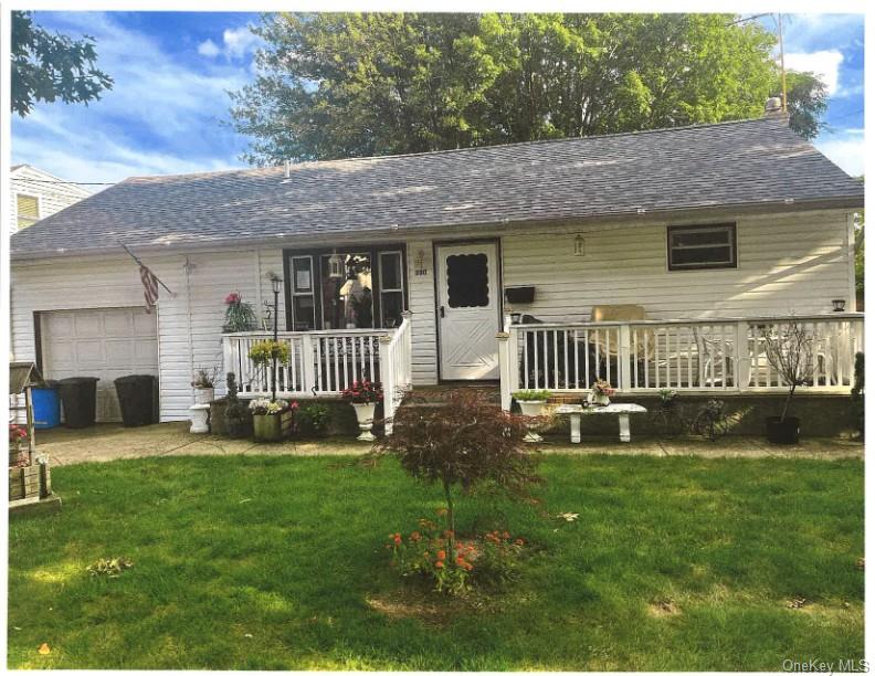 330 Florida Avenue, Copiague