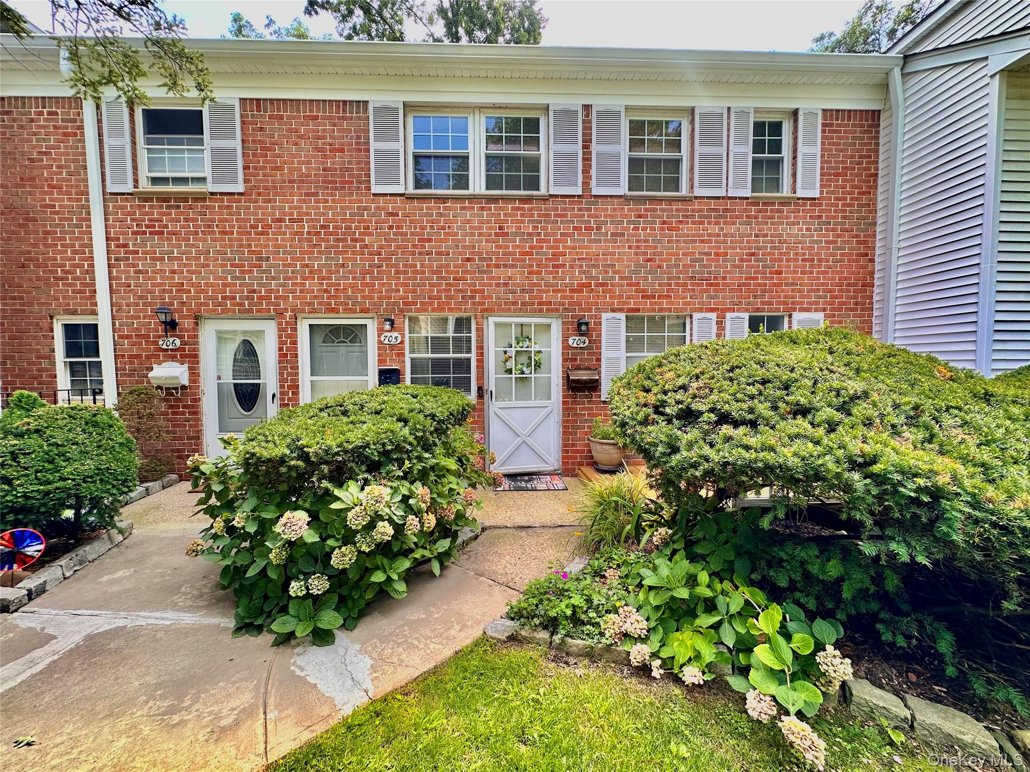 704 Towne House Village #704, Hauppauge
