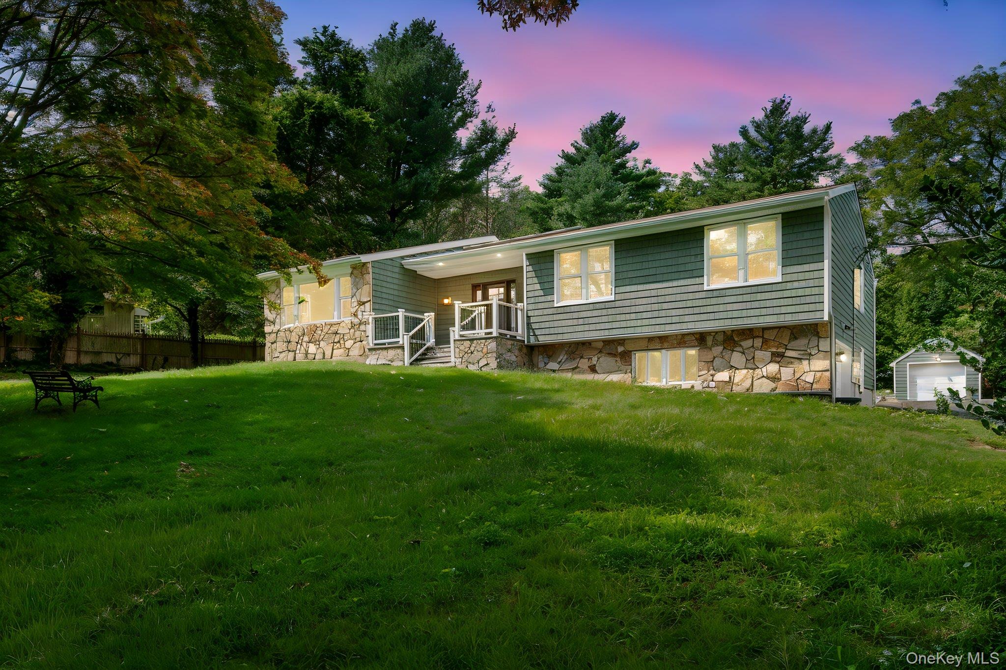 40 Lakeside Drive, Centerport