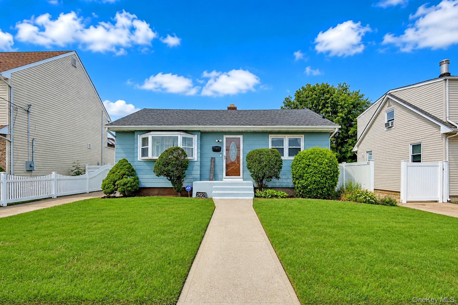 292 Roosevelt Avenue, Freeport