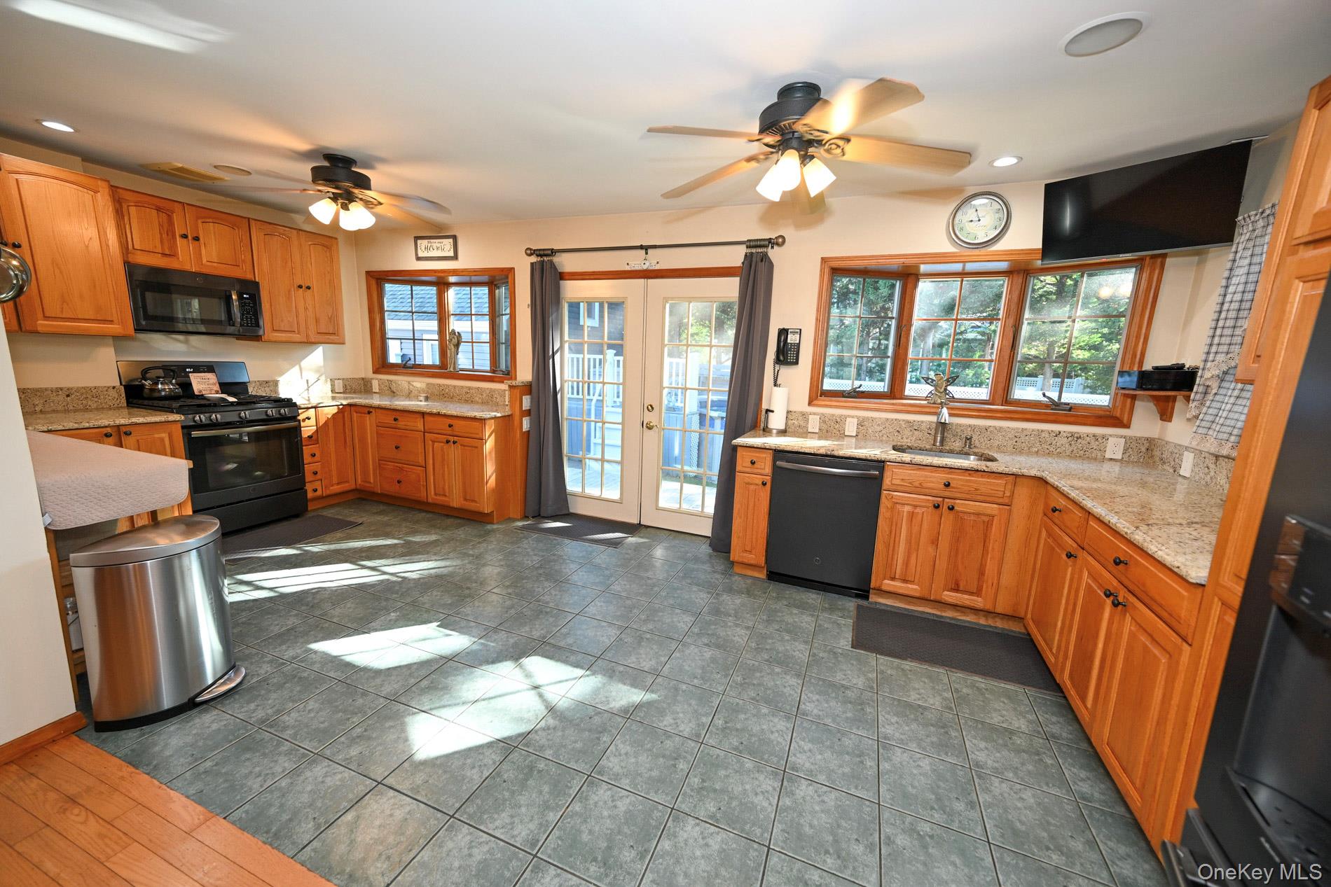 2297 Girard Place — photo 5