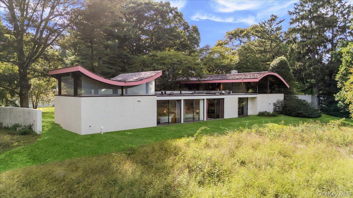 347 Duck Pond Road, Matinecock