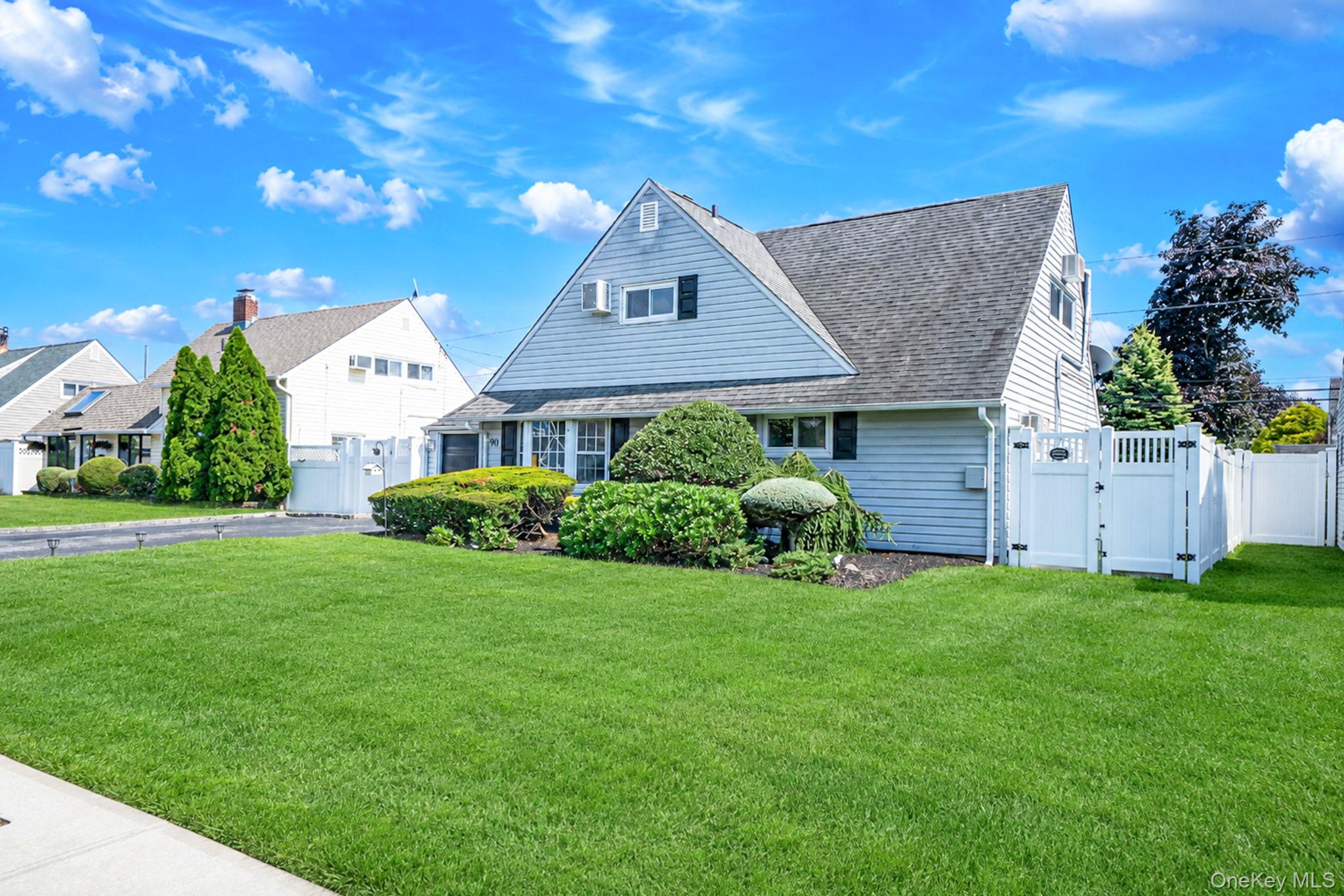 90 TWIN Lane, Wantagh