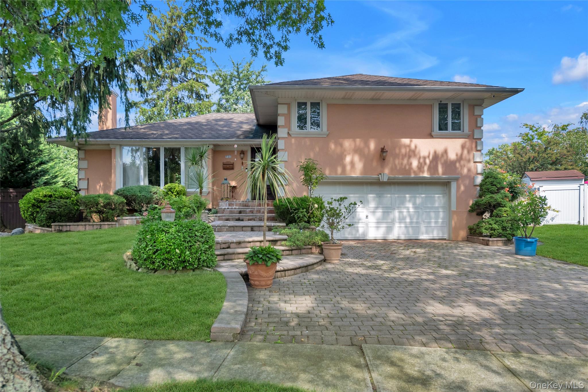 936 Stratford Court, Westbury