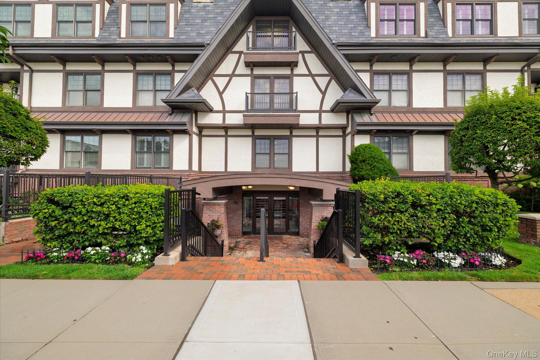 77 Maple Avenue #100, Rockville Centre