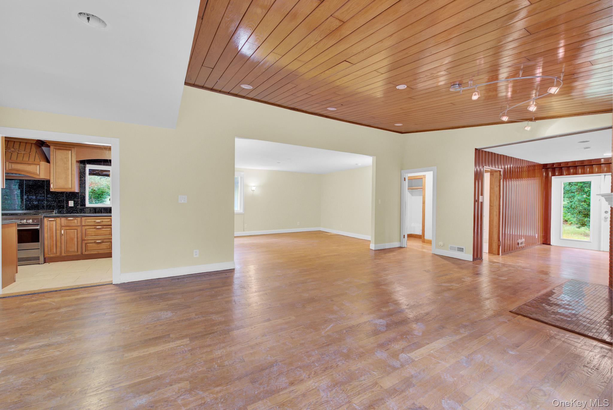 549 Woodbury Road — photo 17