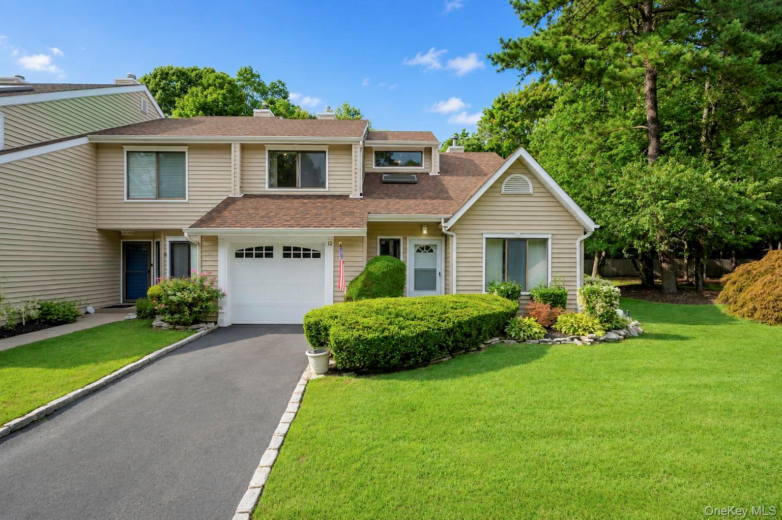 12 Hidden Pines Way, Bohemia