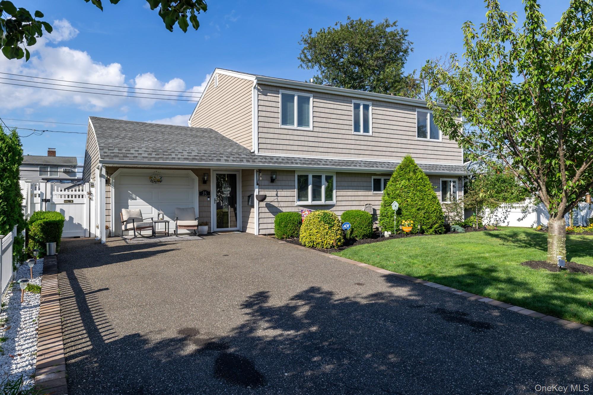 35 Magpie Lane, Levittown