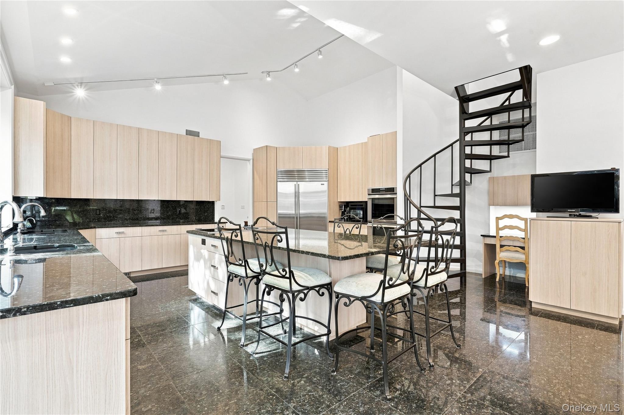 9 Swan Place — photo 8