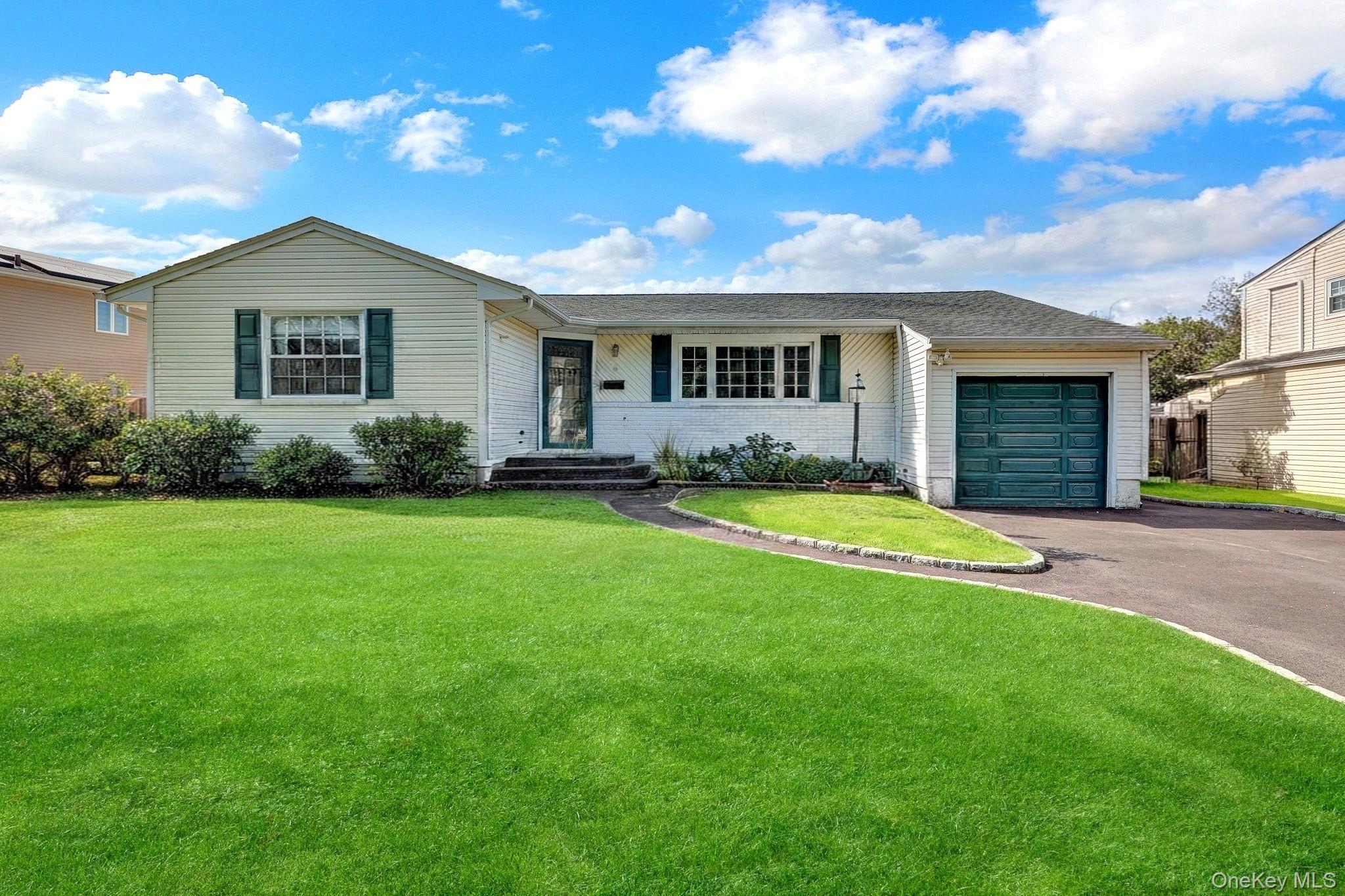 3 Daniel Drive, Farmingdale
