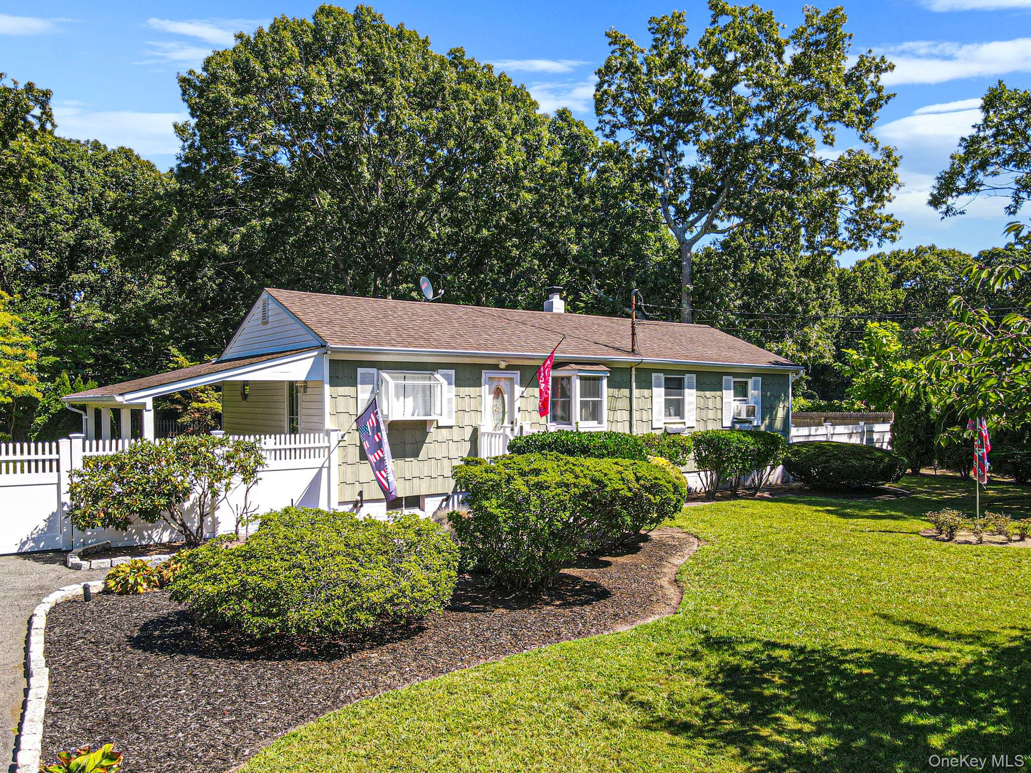 152 Grand Avenue, Shirley