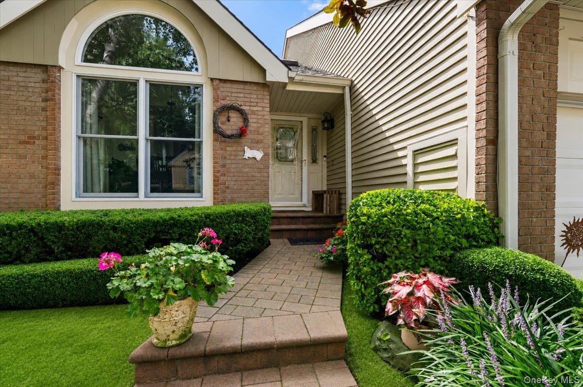 53 Willow Ridge Drive, Smithtown