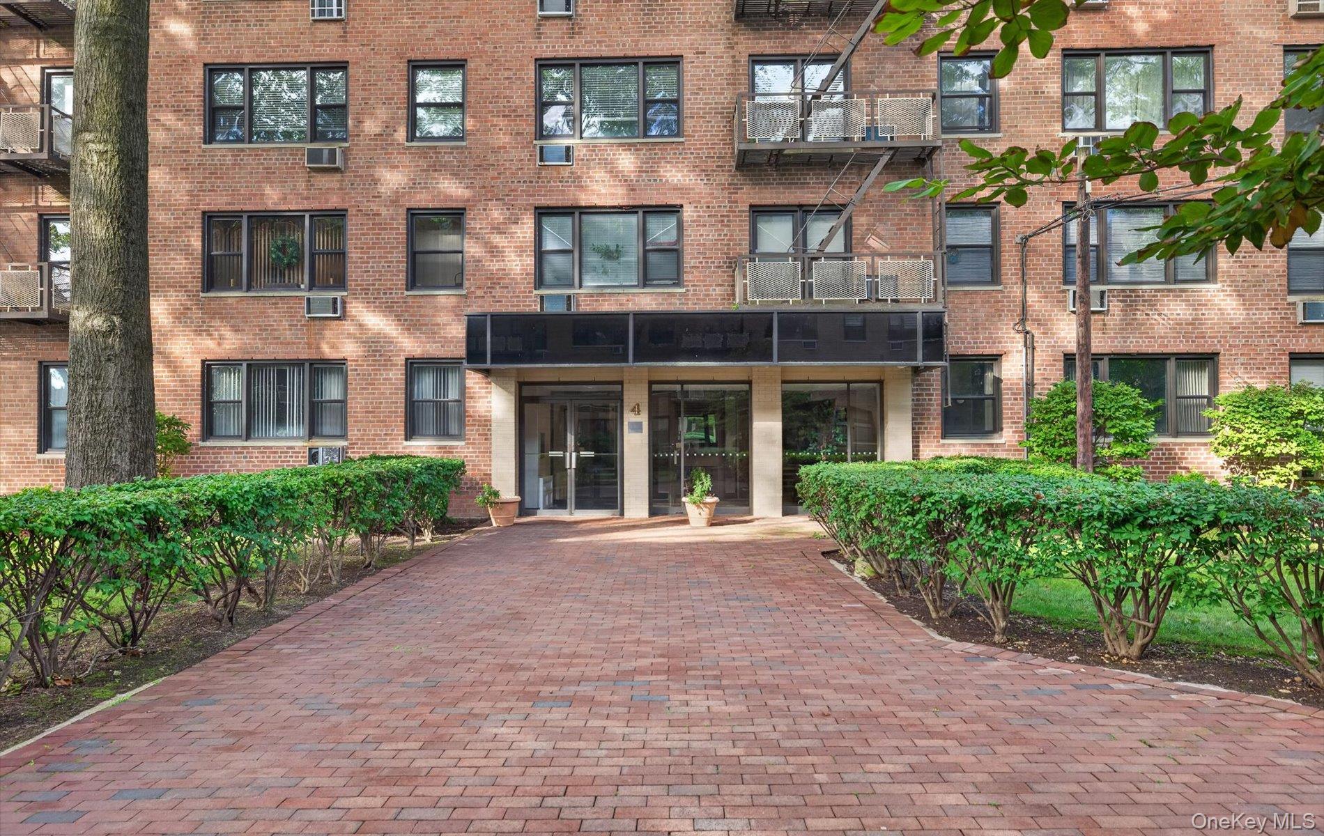 4 Birchwood Court #4G, Mineola
