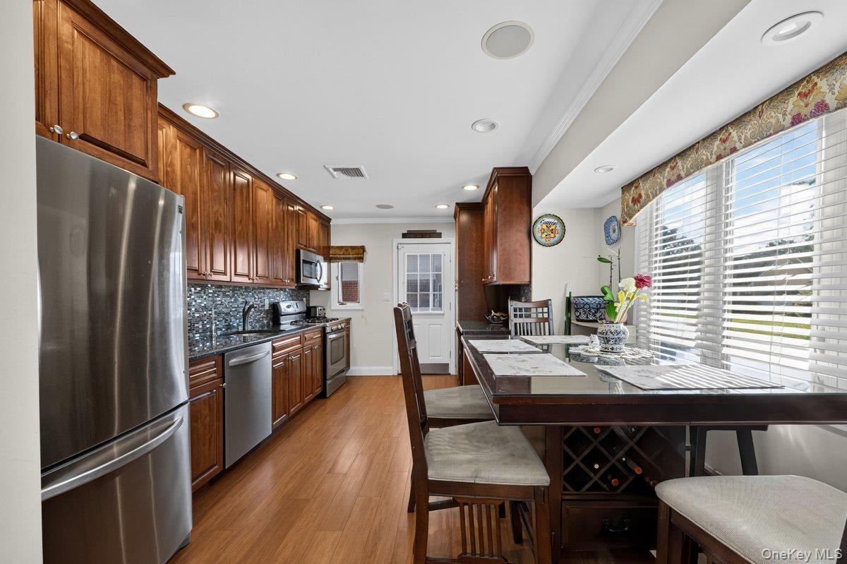 53 Burlington Avenue — photo 3