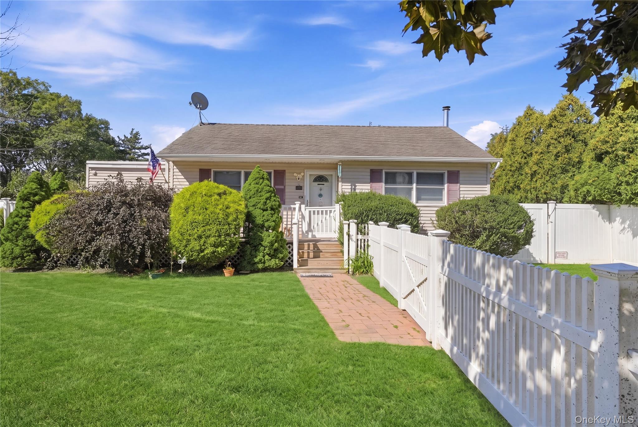 98 Smith Avenue, Holbrook