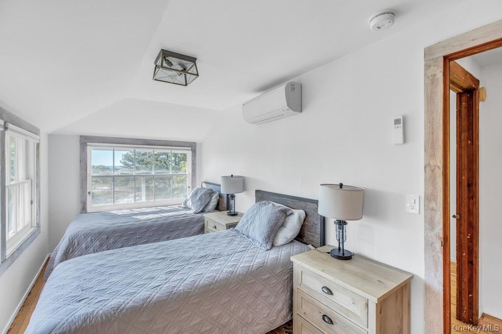 3645 and 3651 Soundview Avenue — photo 41