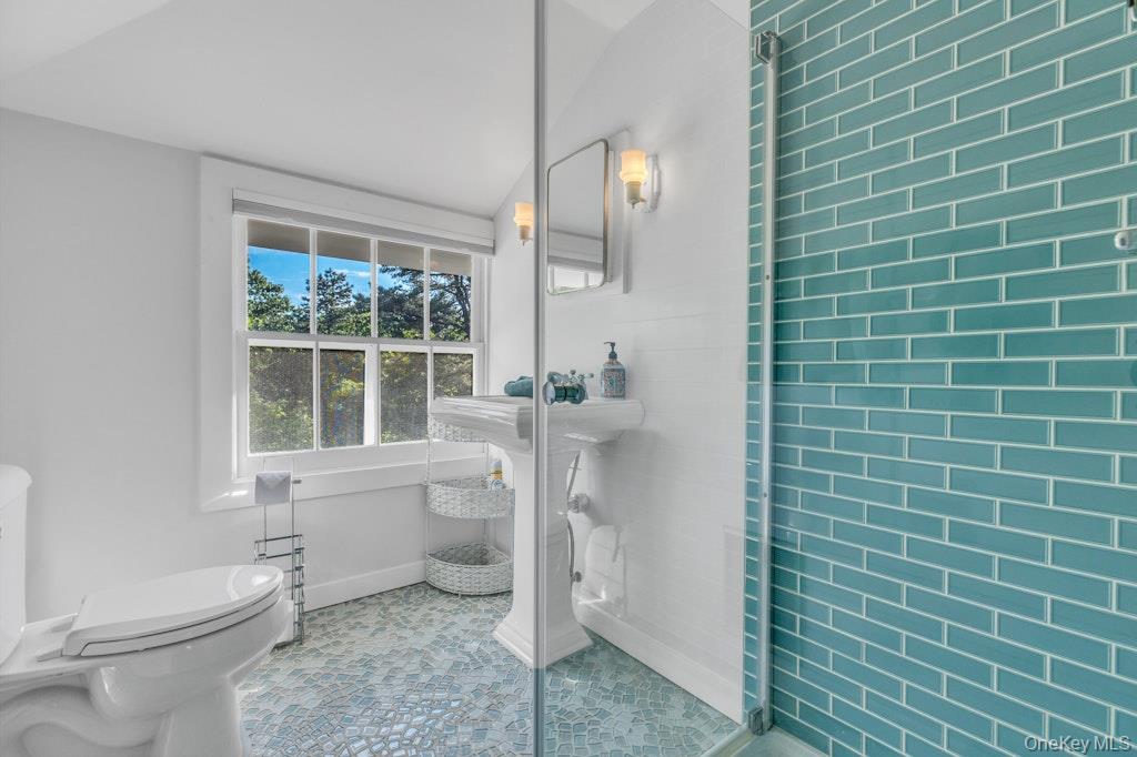 3645 and 3651 Soundview Avenue — photo 46