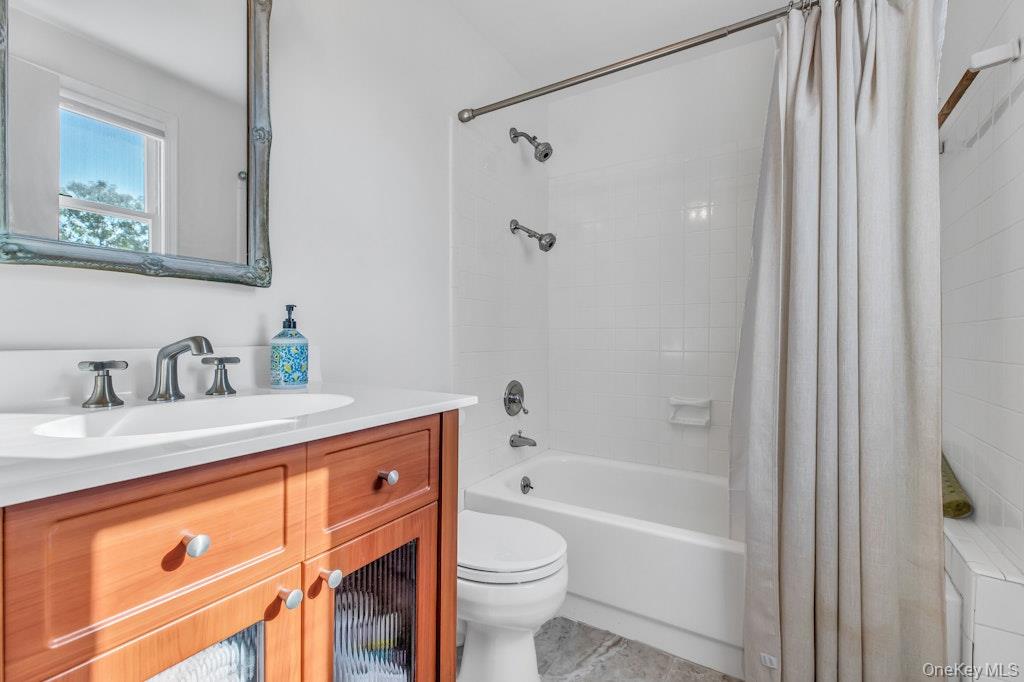 3645 and 3651 Soundview Avenue — photo 47