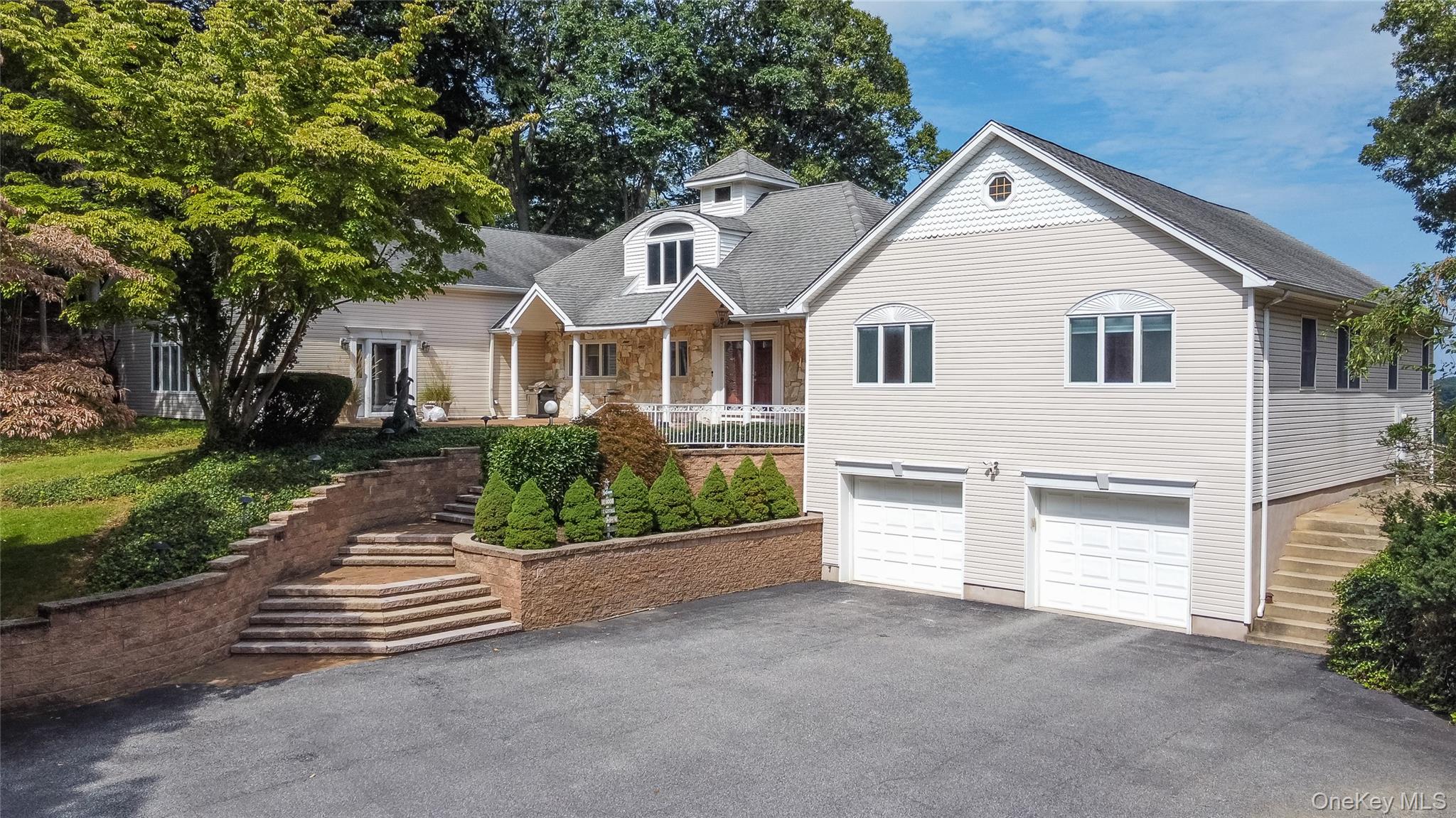 2 Centershore Road, Centerport