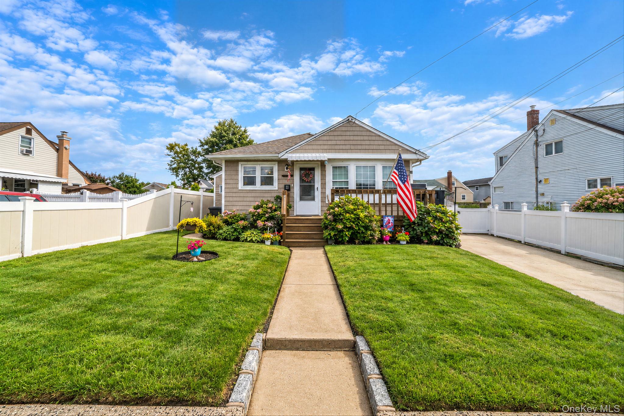 11 Hollywood Avenue, Lindenhurst