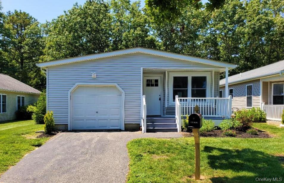 201 Village Circle, Manorville