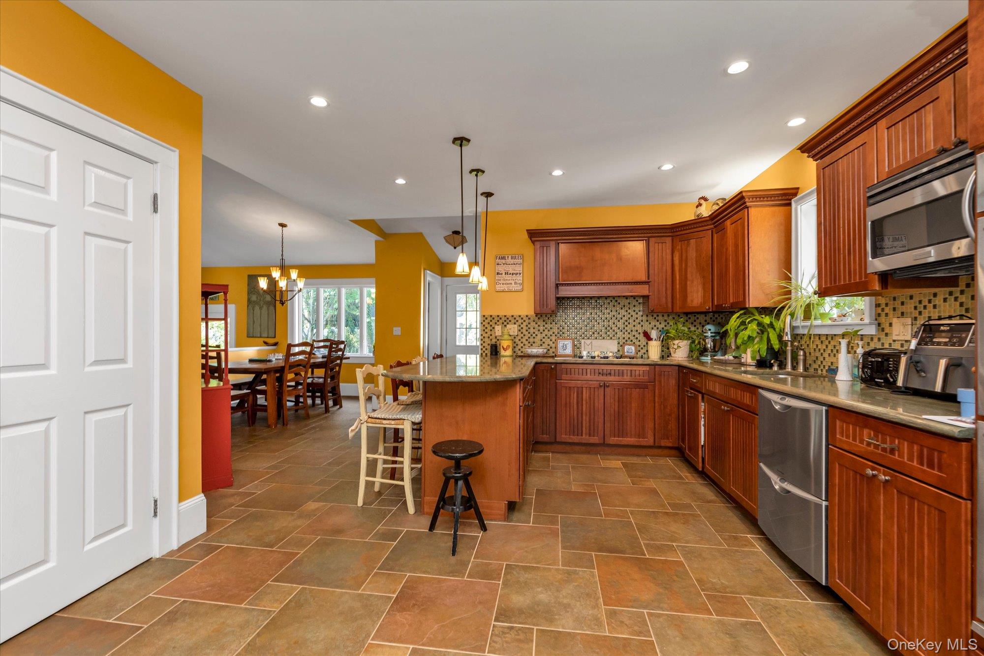 238 Burtis Avenue — photo 8