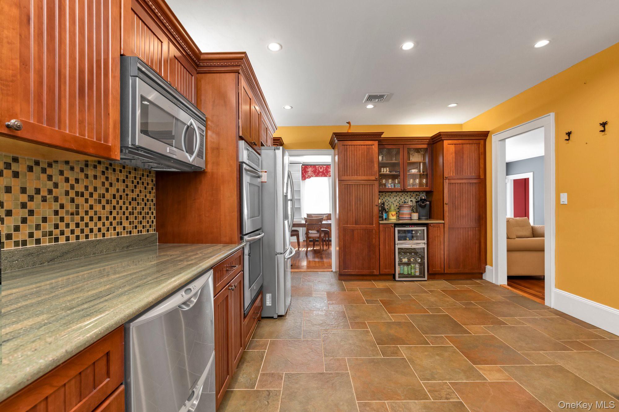 238 Burtis Avenue — photo 9