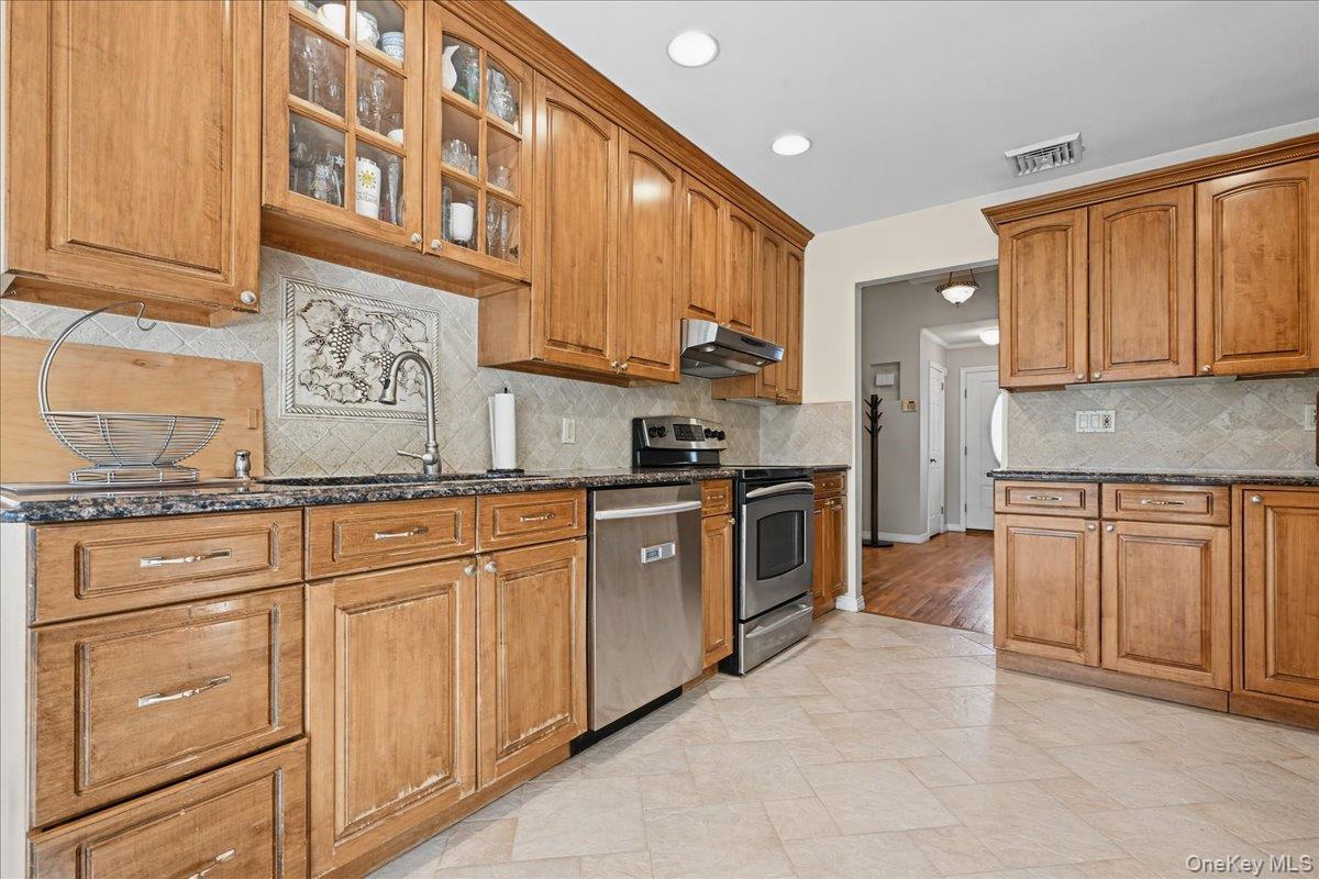 698 Edgewood Drive — photo 4