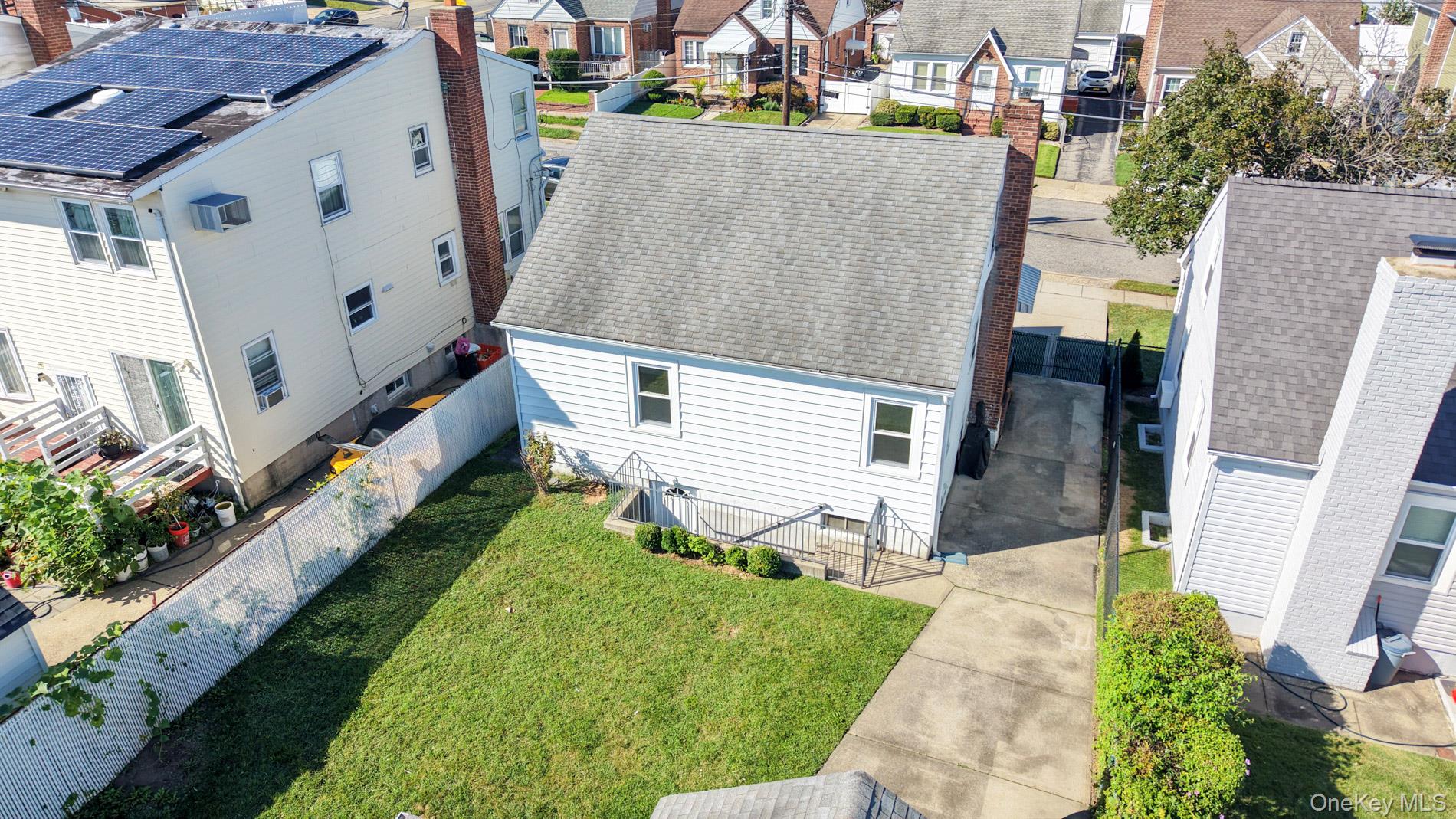 1087 Esther Street — photo 3