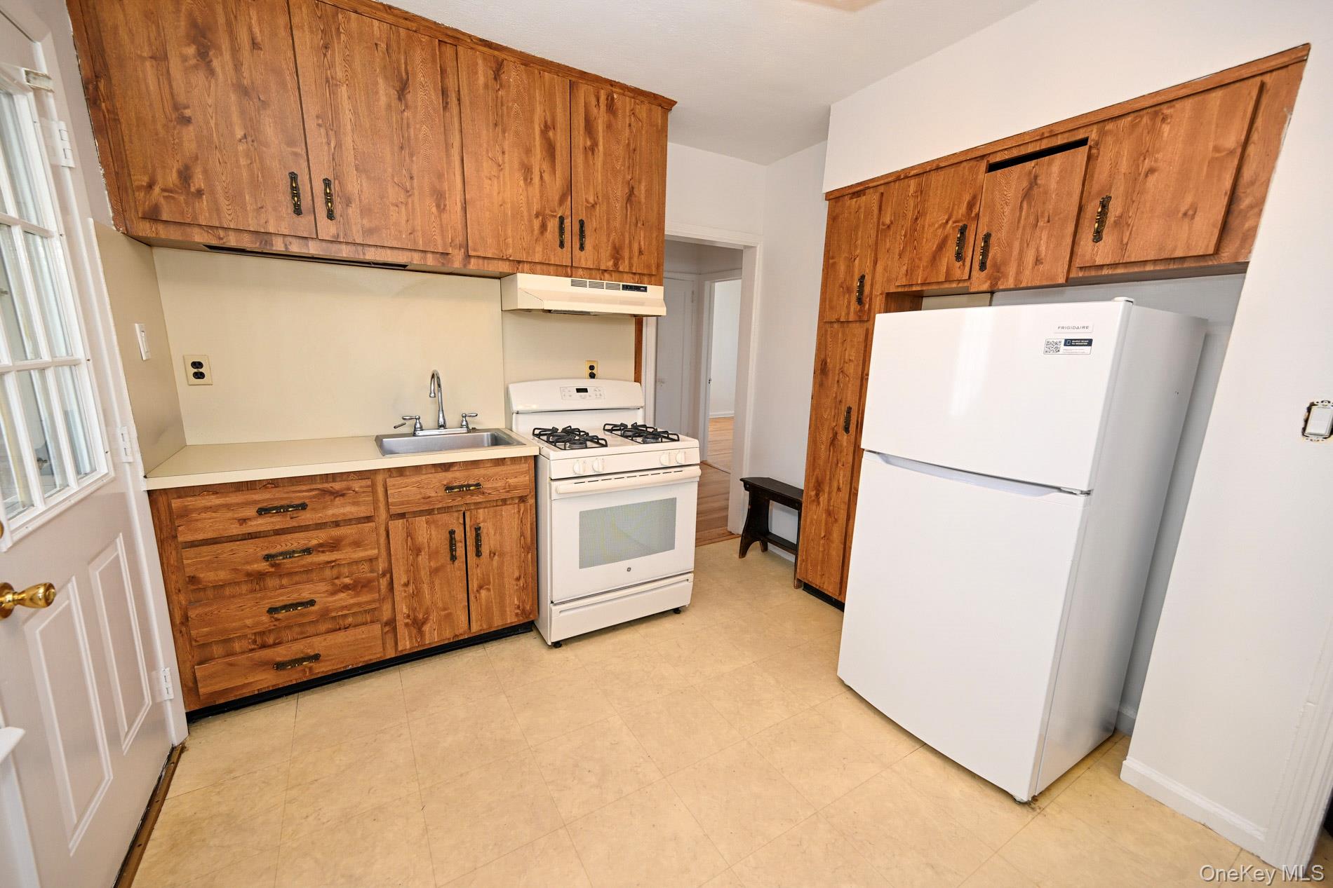 1087 Esther Street — photo 4