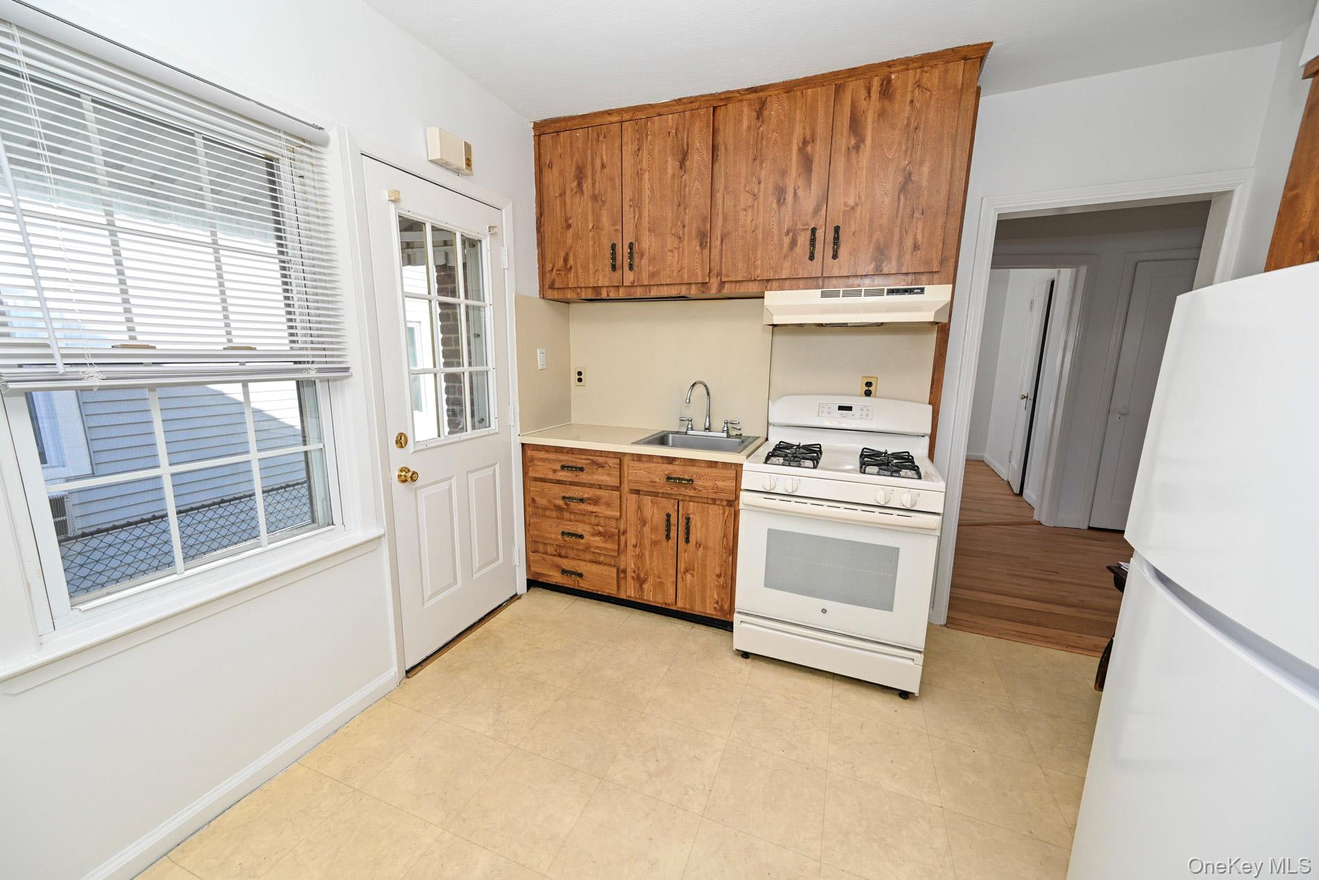 1087 Esther Street — photo 5
