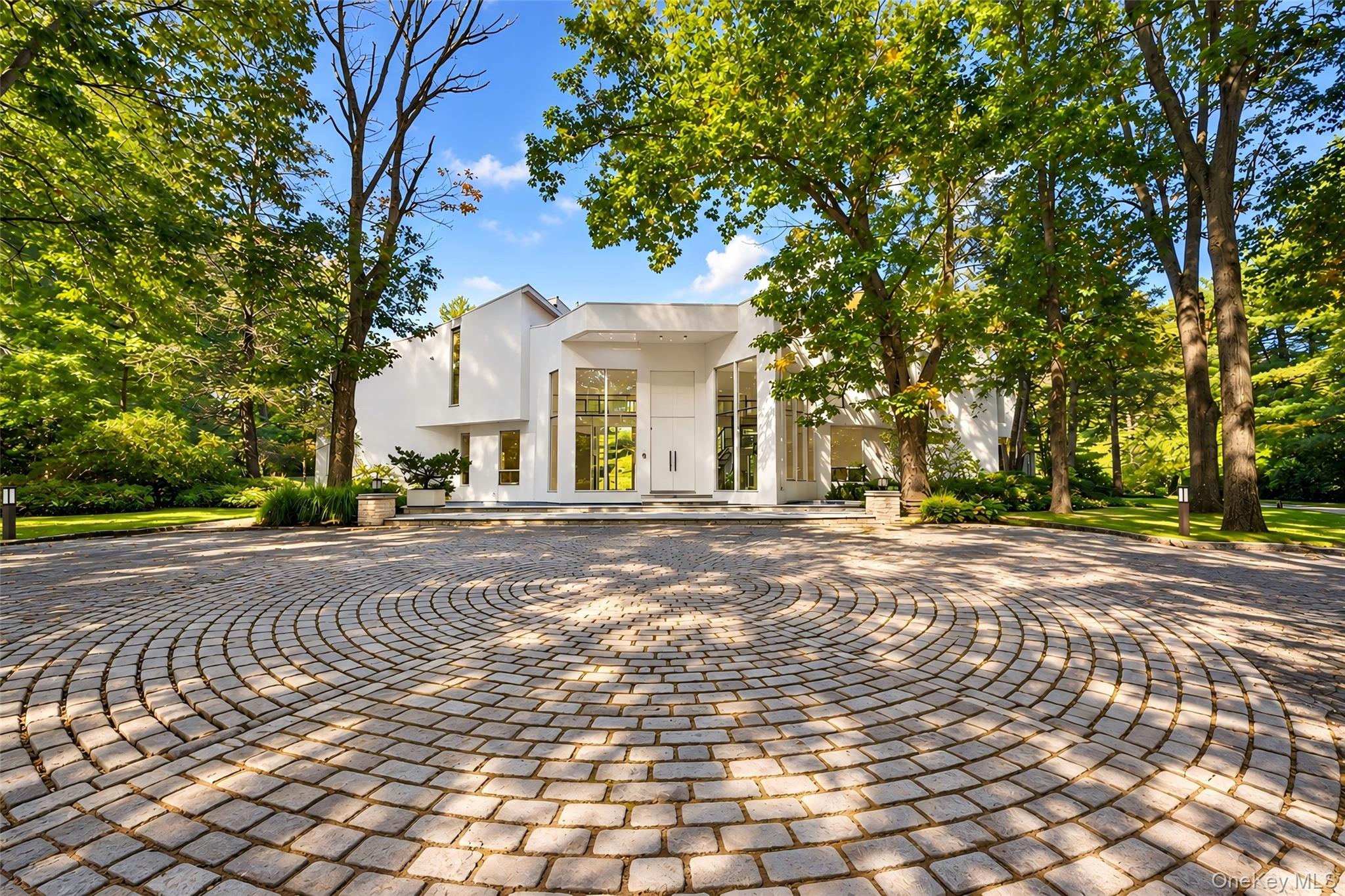 11 Surrey Lane, Old Westbury
