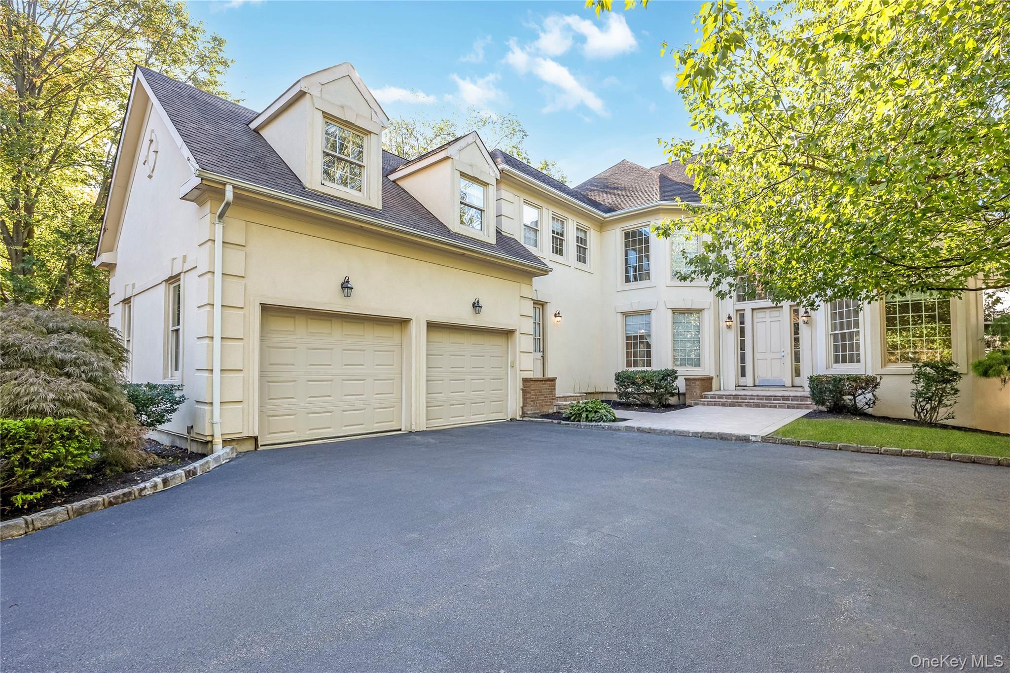 61 Charney Court, Manhasset