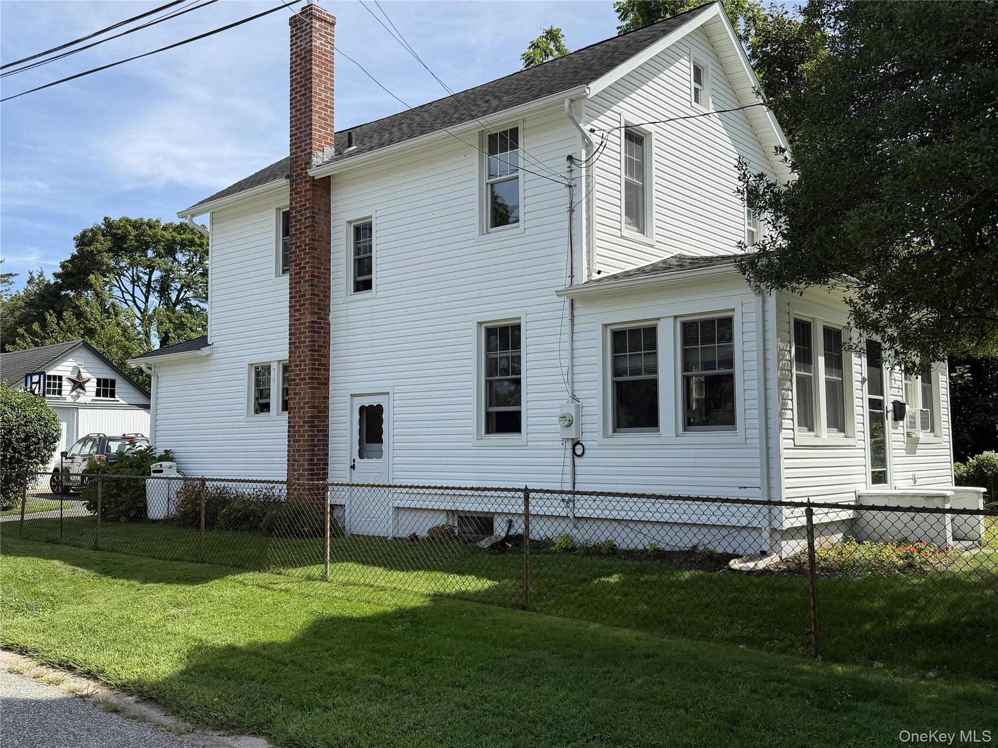 992 Roanoke Avenue — photo 2