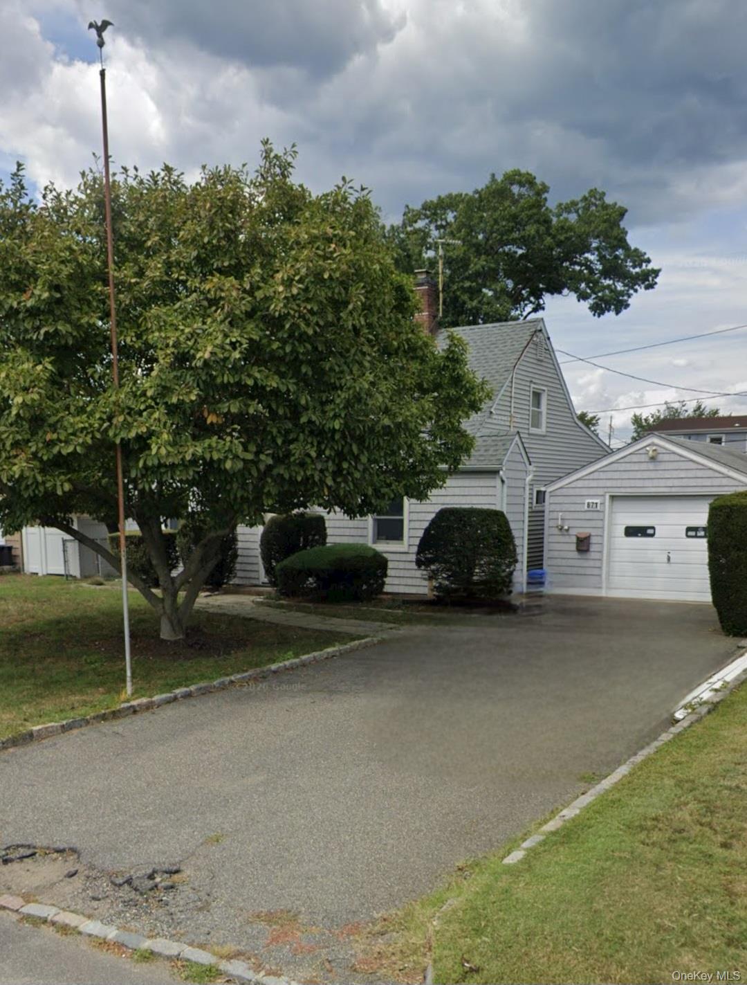671 Lowell Street, Westbury
