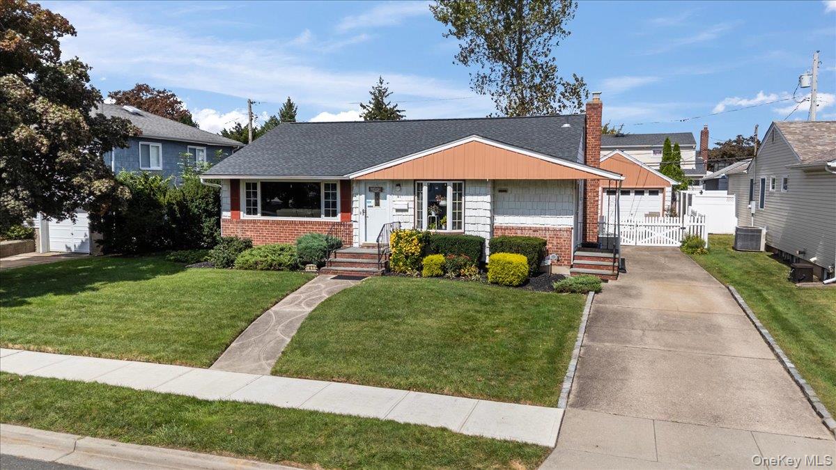 41 Cornell Lane, Hicksville