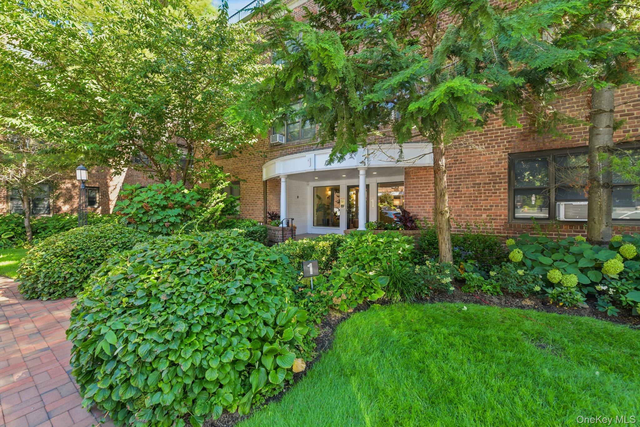 1 Town House Place #2L, Great Neck