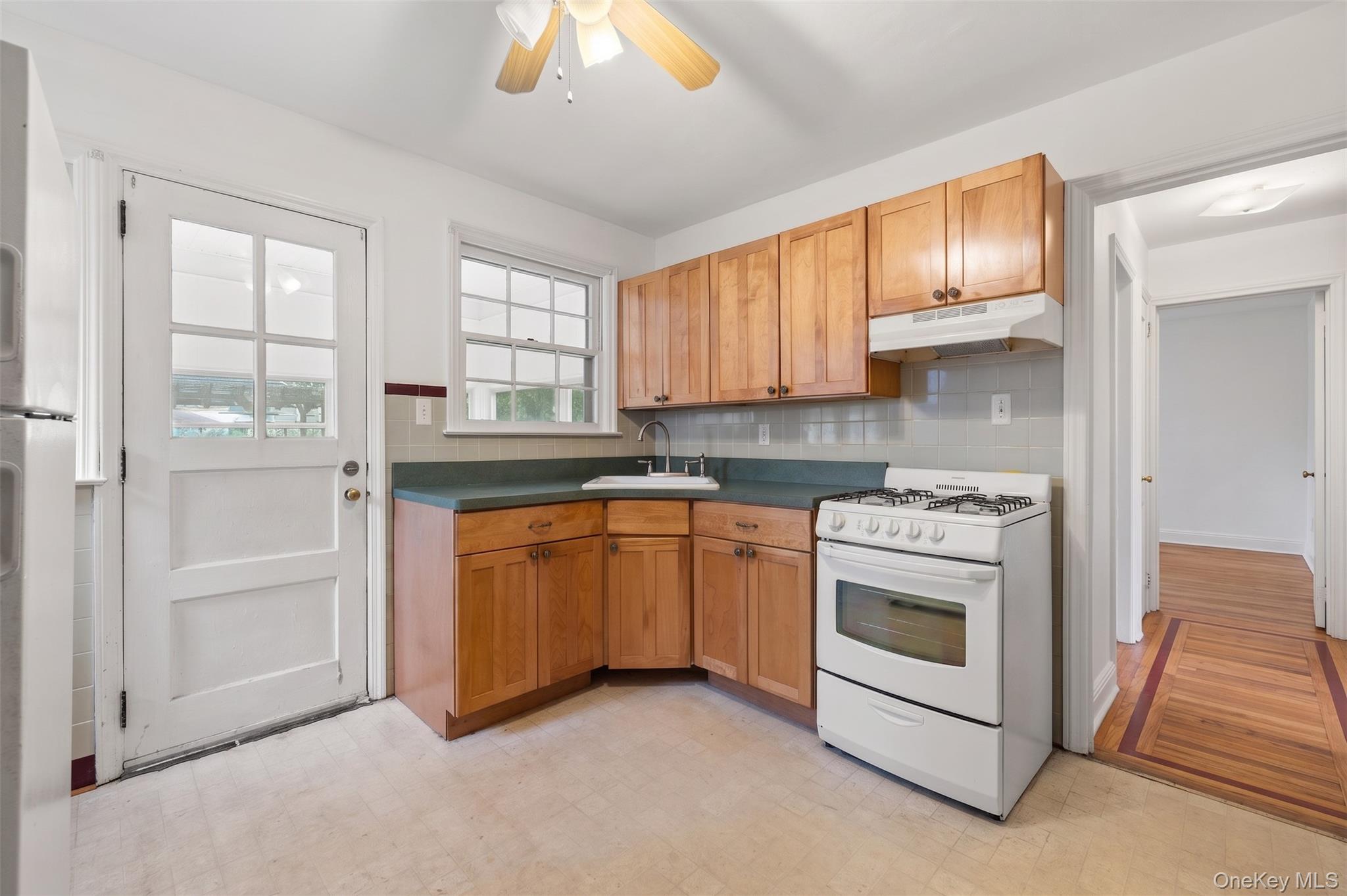 12 Benjamin Avenue — photo 3